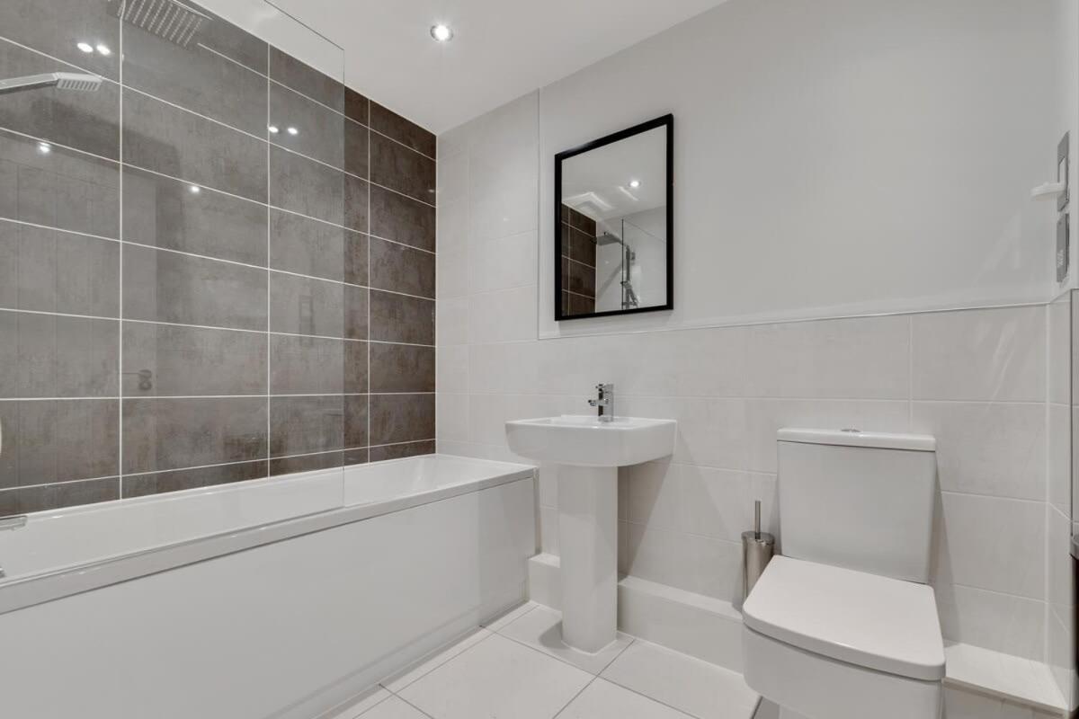 1 Bed Modern Apartment In A Converted Mill Leeds  Exteriér fotografie